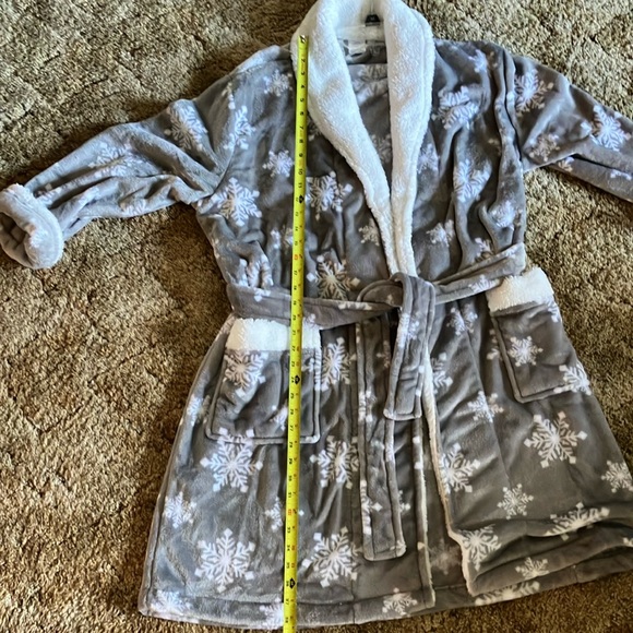 Martha Stewart Collection Plush Robe, One Size, gray w/ white snowflakes - Picture 9 of 10